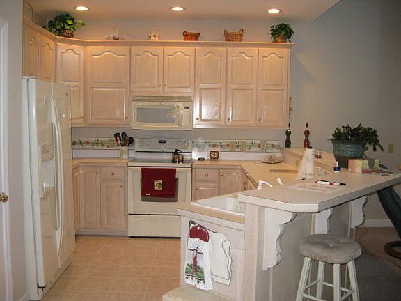 4th image of 140 E Meadow Dr #B2