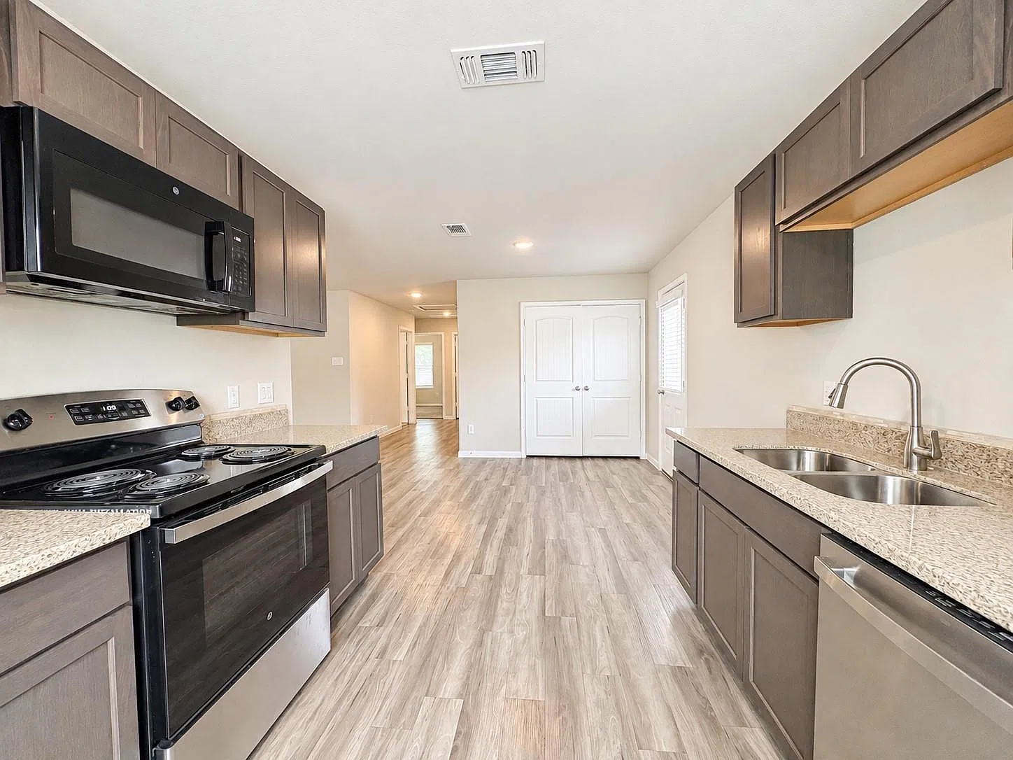 3 bed, 1.0 bath, 1080 sqft, $1,400 — Photo 3