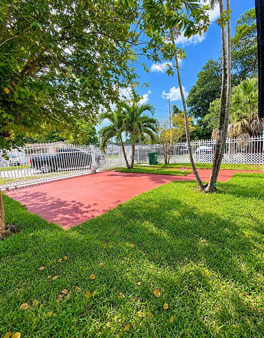 Hialeah Heights — Photo 2