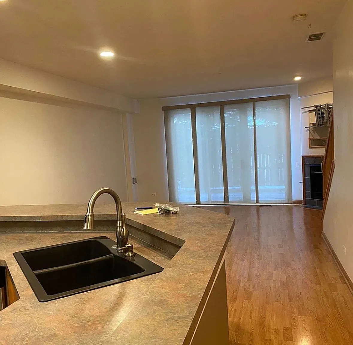 2 bed, 2.5 bath, 1326 sqft, $2,300 — Photo 4
