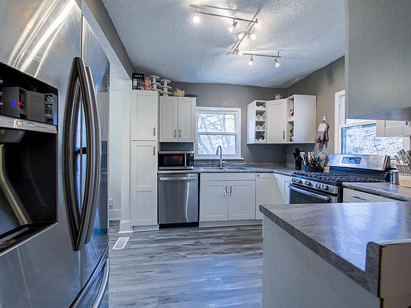 5th image of 2020 Grandview Ter