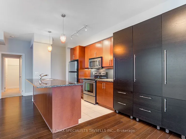 1 Hurontario St #304 — Photo 10