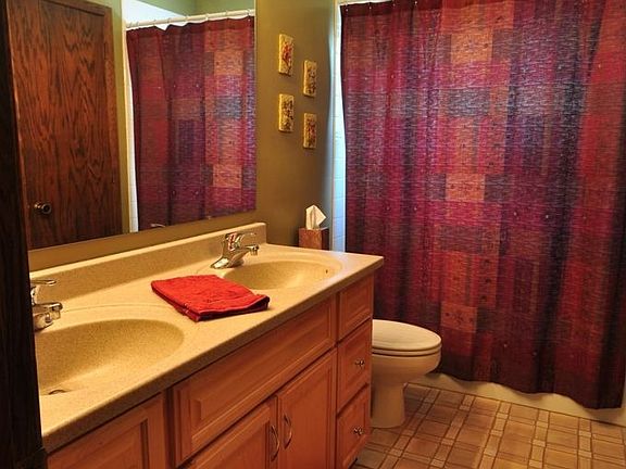 Main bath with dual sinks and additional storage