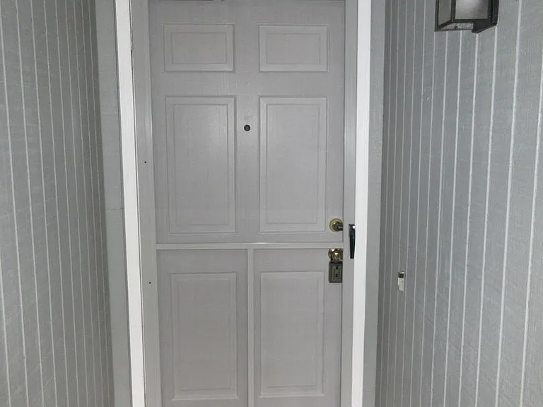 One Bedroom Apartment by Bush Park — Photo 5