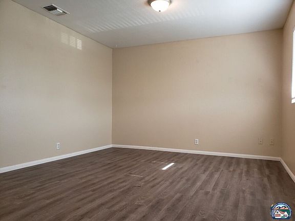 3rd image of 590 El Centro Ave