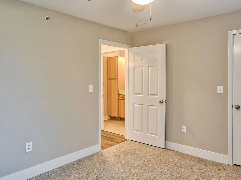 1 Bedroom - 1 Bed / 1 Bath - 750 Sq.Ft.