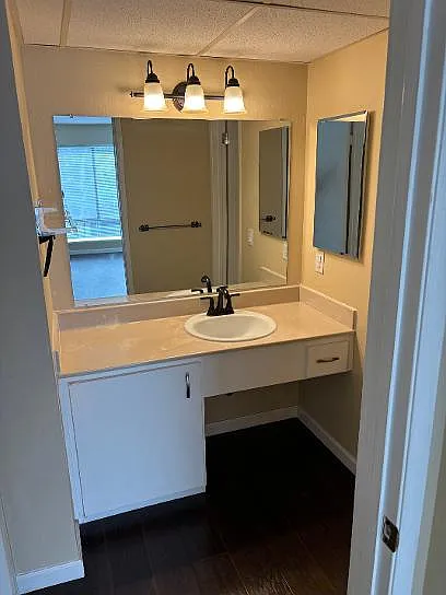 340 N Civic Dr — Photo 3