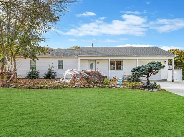 4 Trainor Avenue, Center Moriches, NY 11934