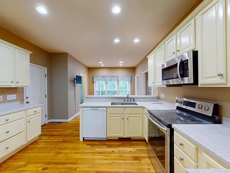 1140 Greenbriar Dr — Photo 15