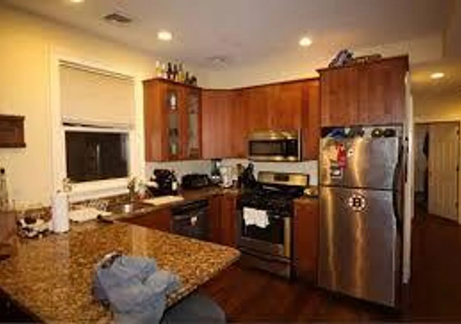 No Brokers Fee, In-Unit Washer and Dryer, Eat-in Kitchen With Dishwasher — Photo 2