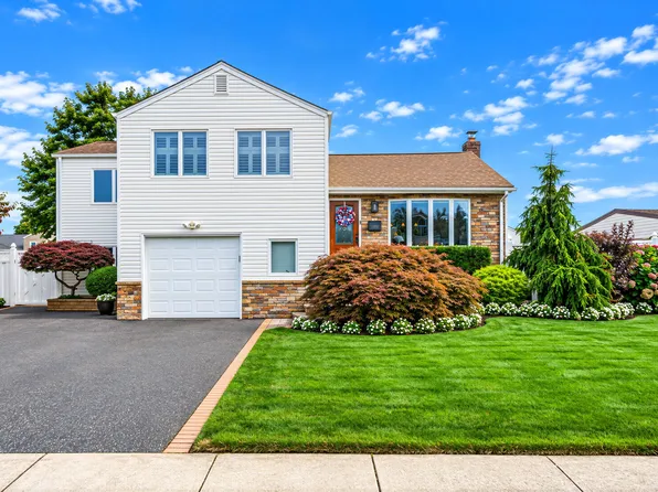 464 N Atlanta Ave, Massapequa, NY 11758