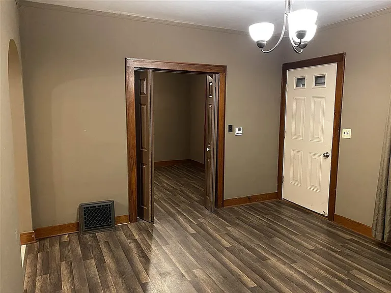 207 N Pine St — Photo 5