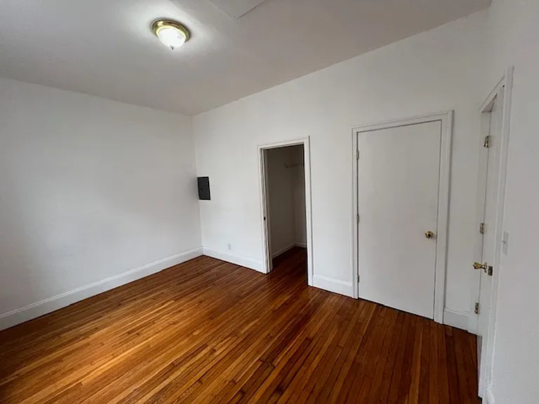 24 Bay Ave — Photo 8