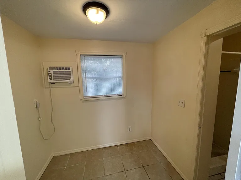 2403 1/2 Everett St — Photo 7