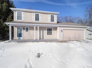 3172 Granda Vista Dr, Milford, MI 48380