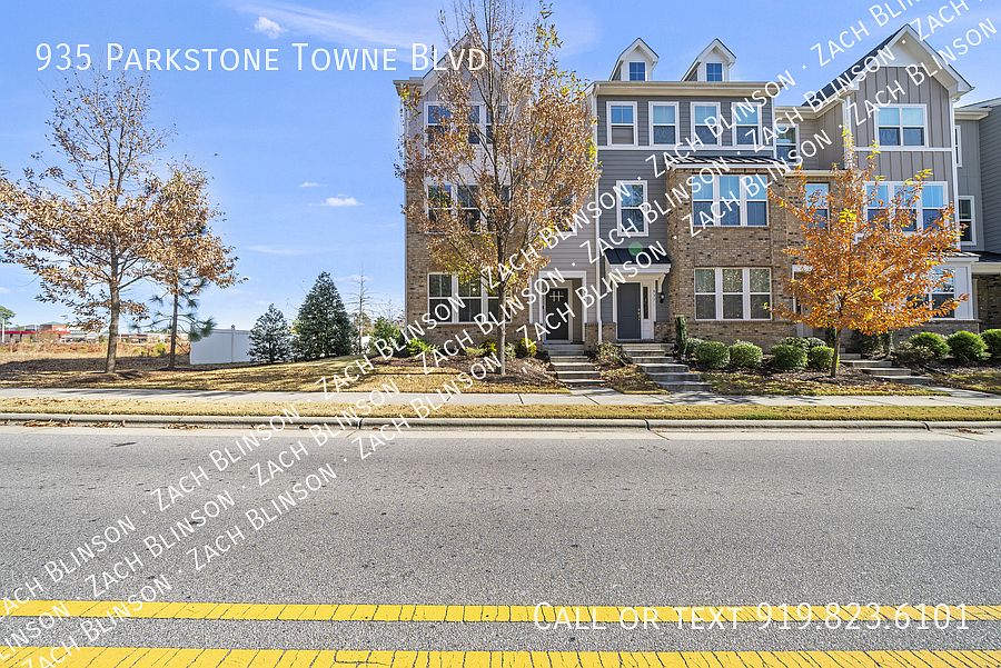 1st image of 935 Parkstone Towne Blvd