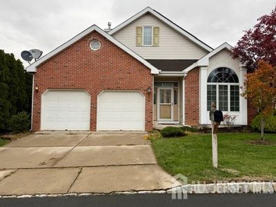 2 London Dr, Monroe Township, NJ, 08831