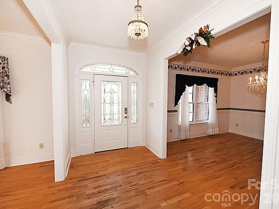 4th image of 640 40th Avenue Ln NW