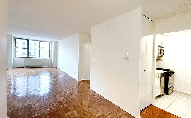 Rented by Coldwell Banker Warburg | media 2