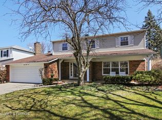 883 Saxon Pl, Buffalo Grove, IL 60089