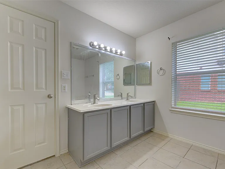 14027 Coveney Dr — Photo 31