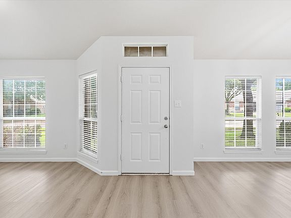 2nd image of 1423 Sleepy Hollow Dr