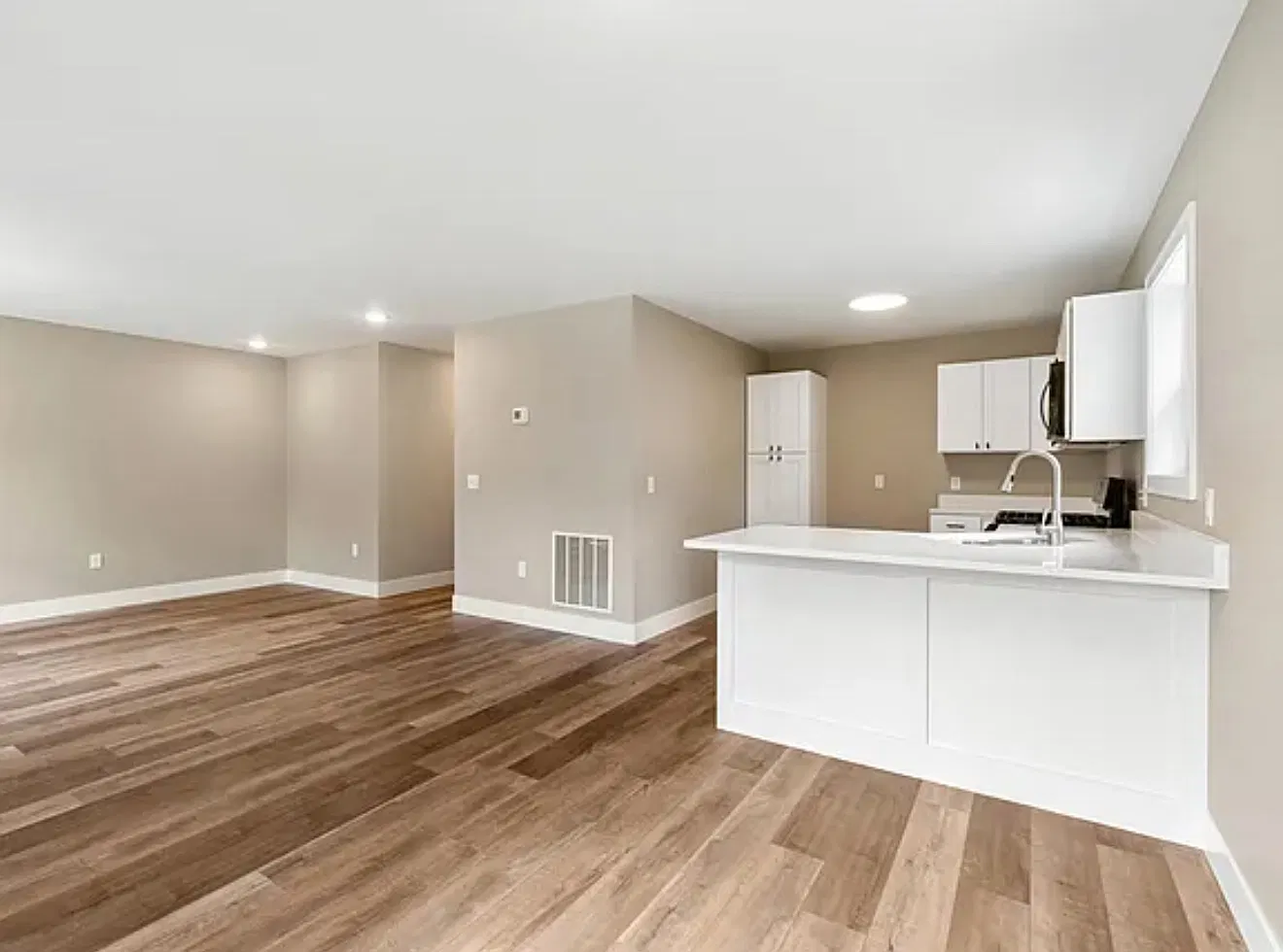 2 bed, 950 sqft, $1,300 — Photo 2