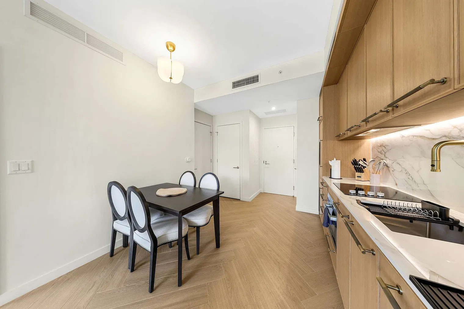 1 bed, 1.0 bath, 635 sqft, $6,932 — Photo 3