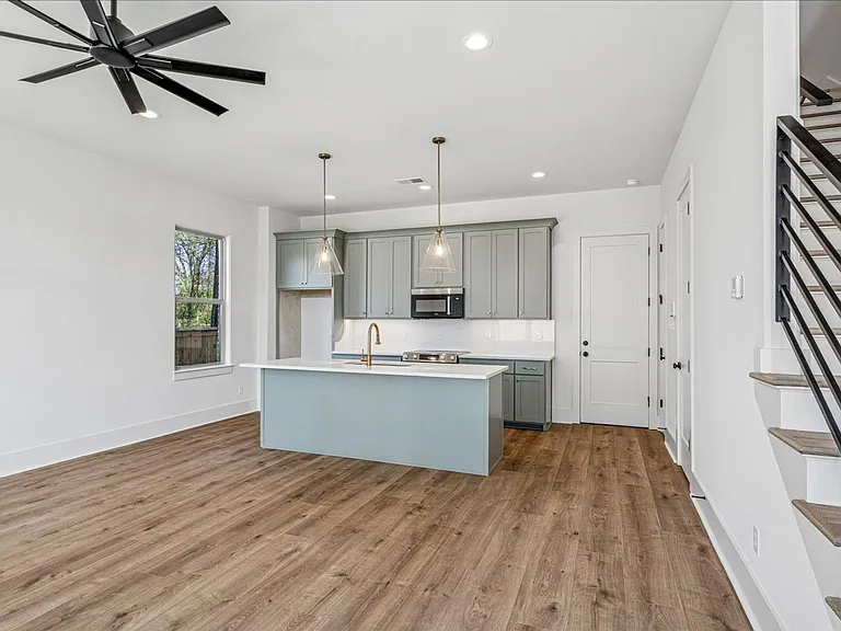 5486 End Village Dr E — Photo 3