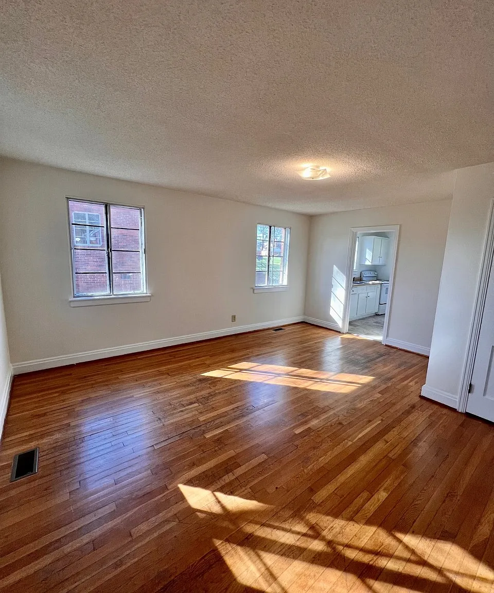 3 bed, 933 sqft, $1,815 — Photo 2