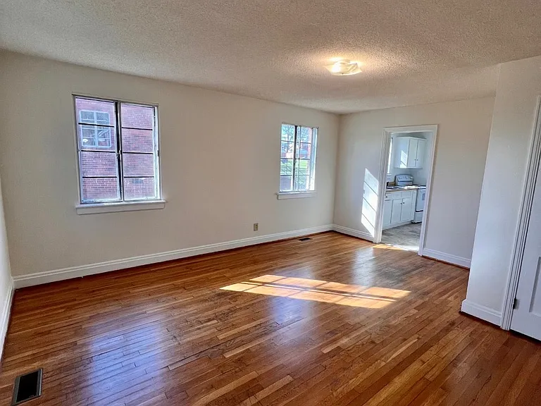 442 Elmhurst Rd — Photo 2