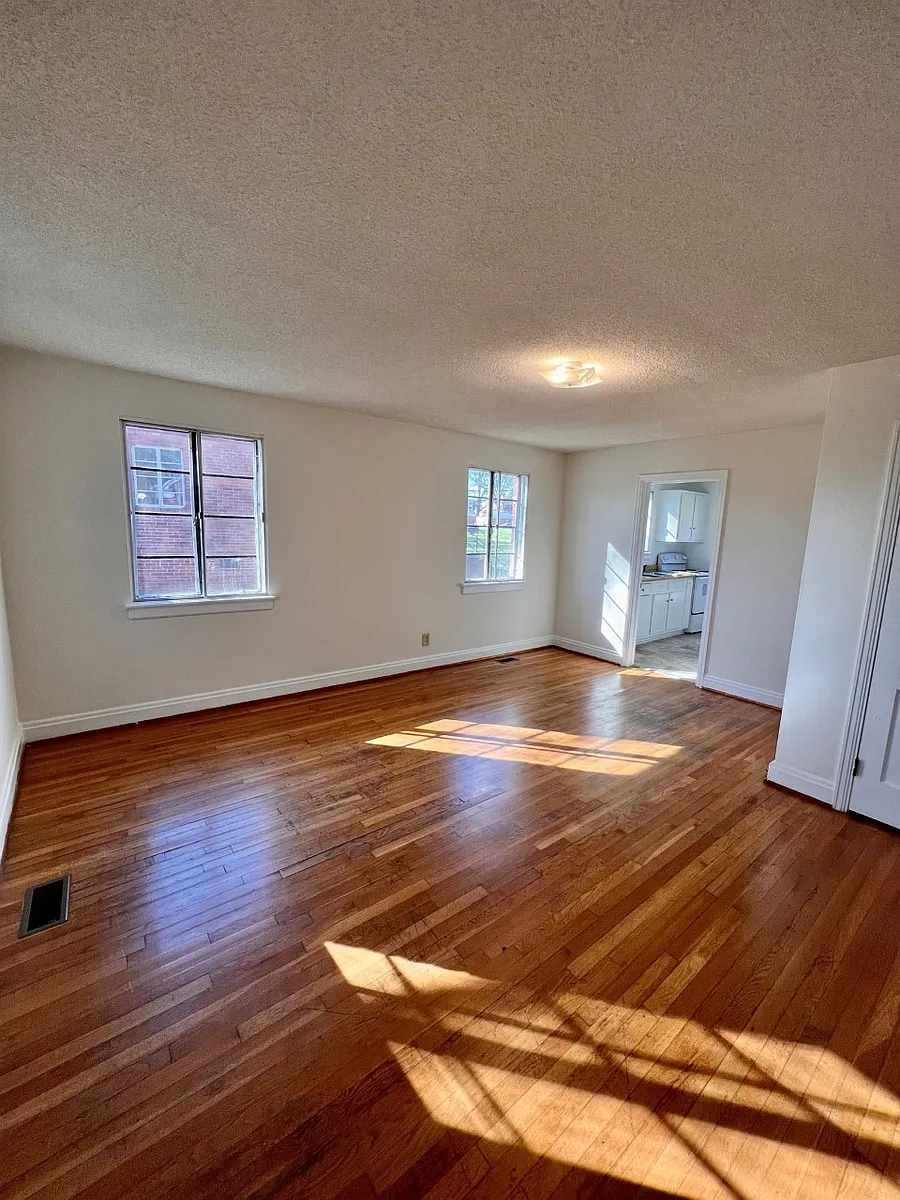 Building Photo - 442 Elmhurst Rd