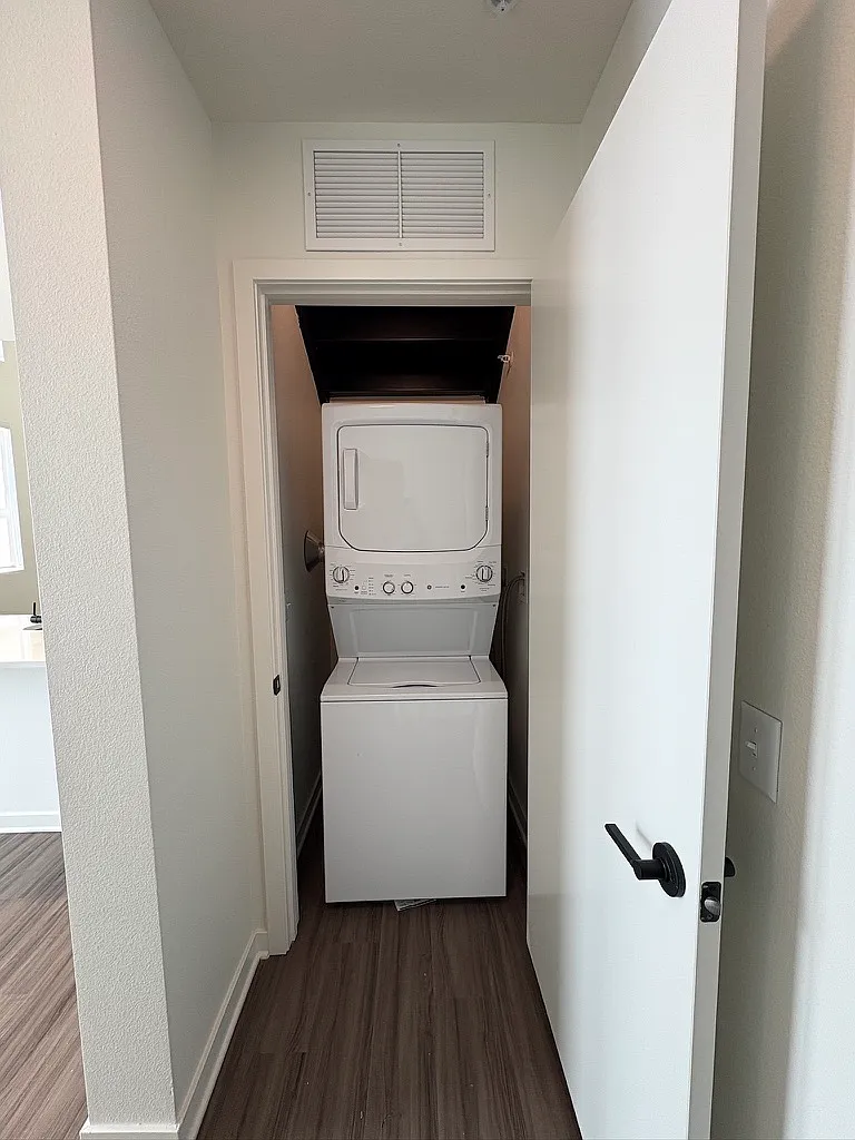 1 bed, 1.5 bath, 1291 sqft, $3,100 — Photo 3