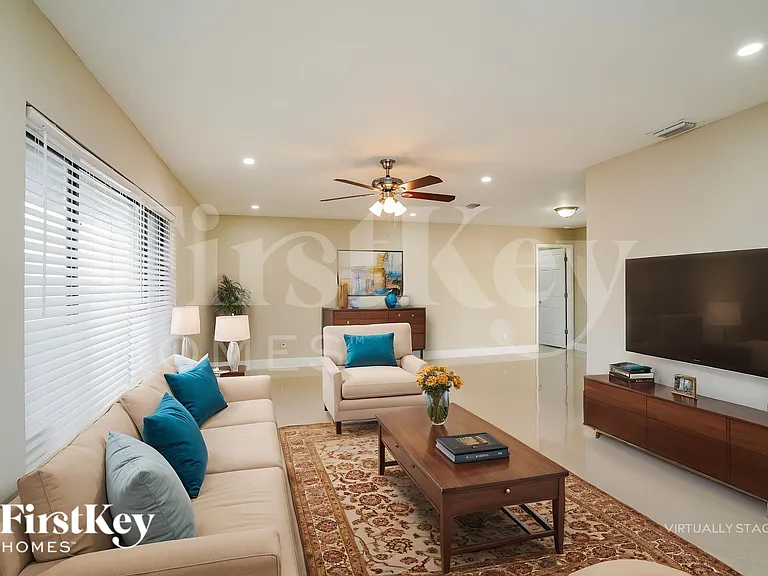 708 NE 7th Ter — Photo 3
