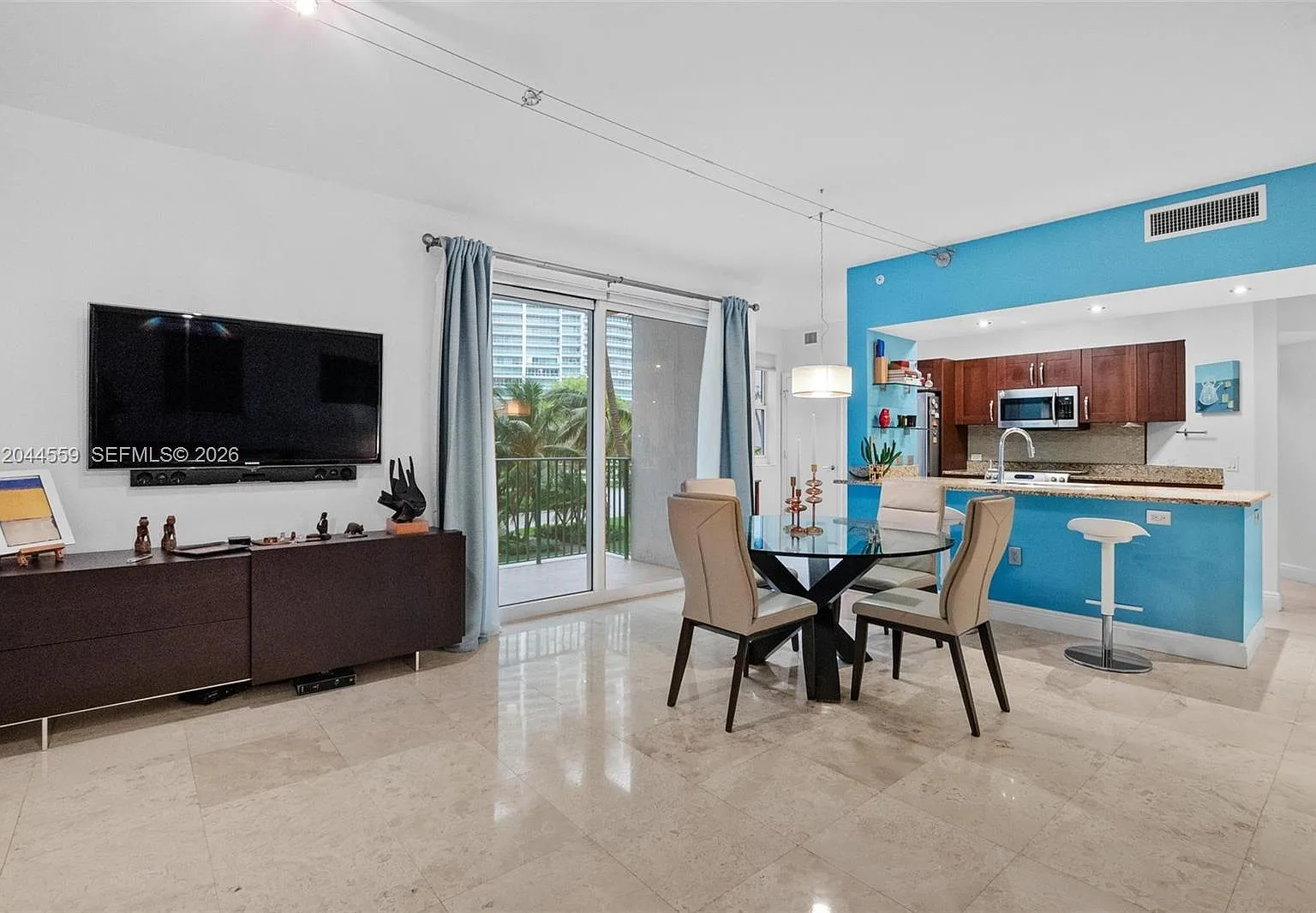 Turnberry Village So Towe — Photo 2