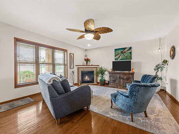 5th image of 1017 Langenberg Ave