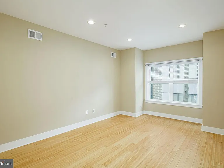 2544 Montrose St — Photo 16