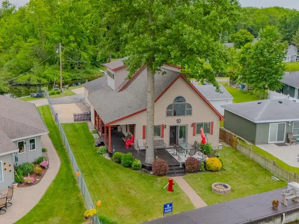 4706 Birchcrest Dr, Houghton Lake, MI 48629