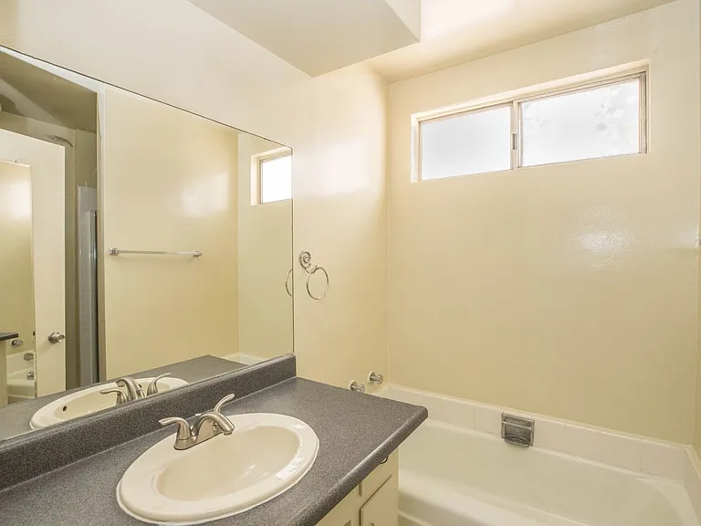 963 S Barrington Ave #7 — Photo 9