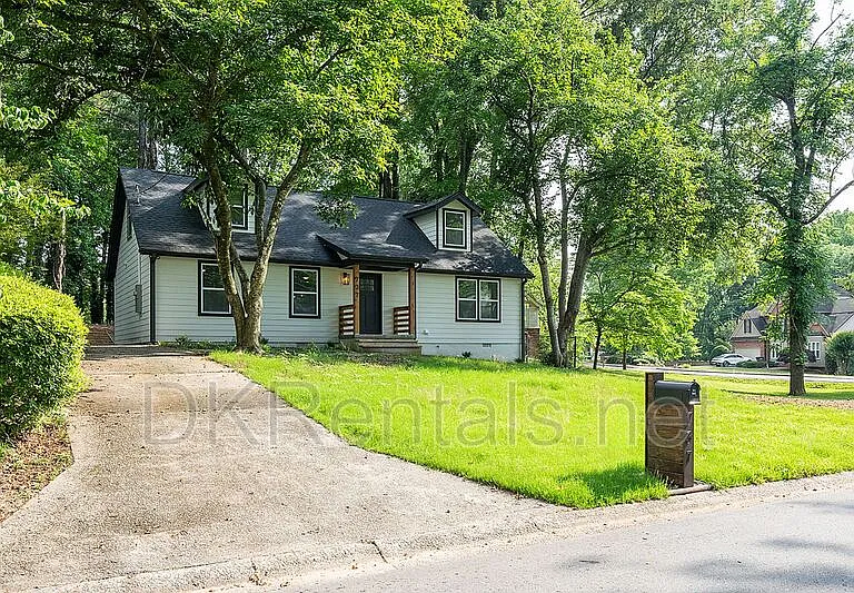 737 Helen St NW — Photo 2