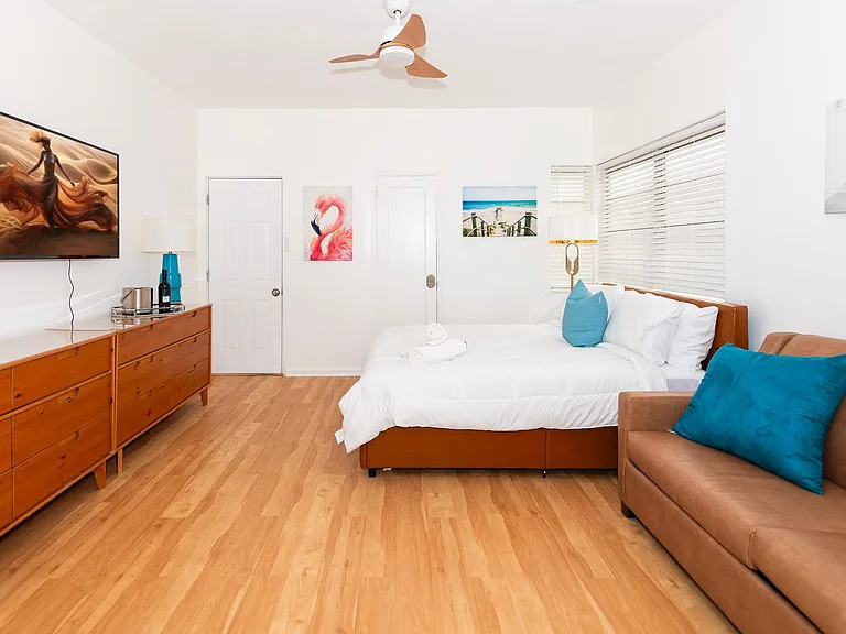 545 Michigan Ave #6 — Photo 4