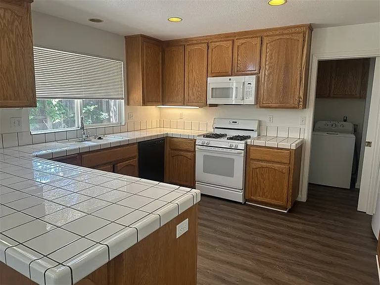 2224 Halsey Cir — Photo 7