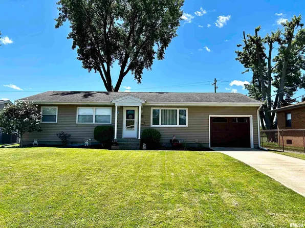 215 Mayfair Dr, Lincoln, IL 62656