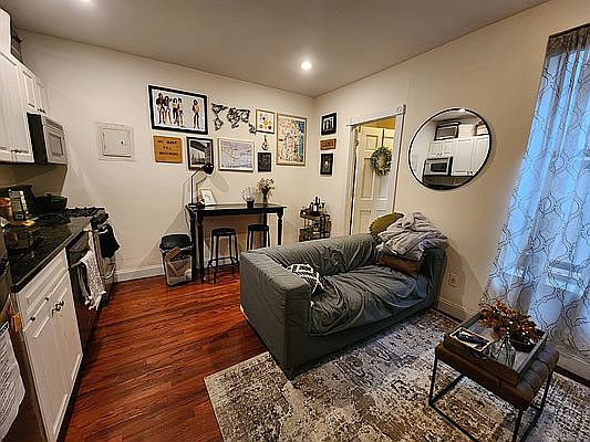 4th image of 572 Pacific St #2