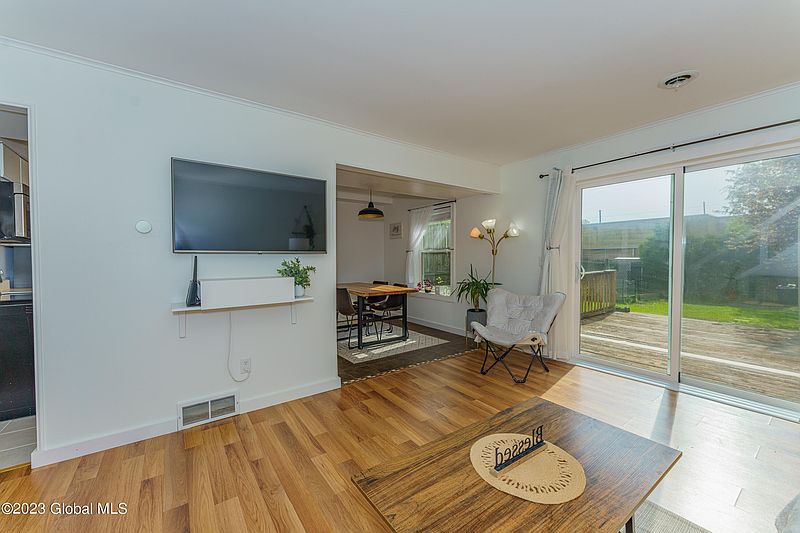 3rd image of 21D Louis Avenue