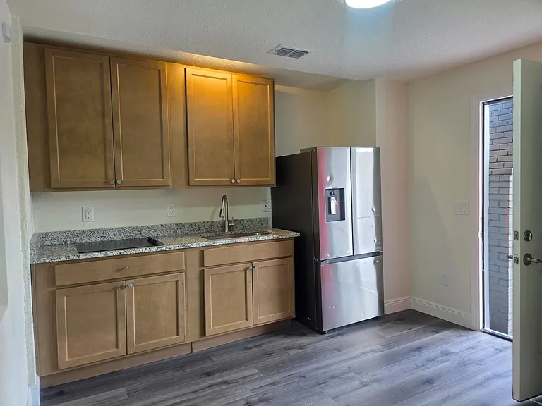 521 N Carpenter Ave #B — Photo 9
