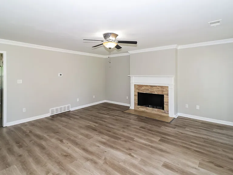 1915 Pecan Grove Dr — Photo 5