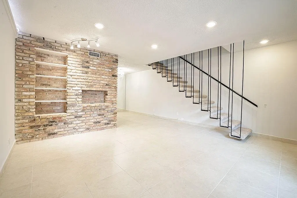 2 bed, 1.5 bath, 900 sqft, $1,600 — Photo 2