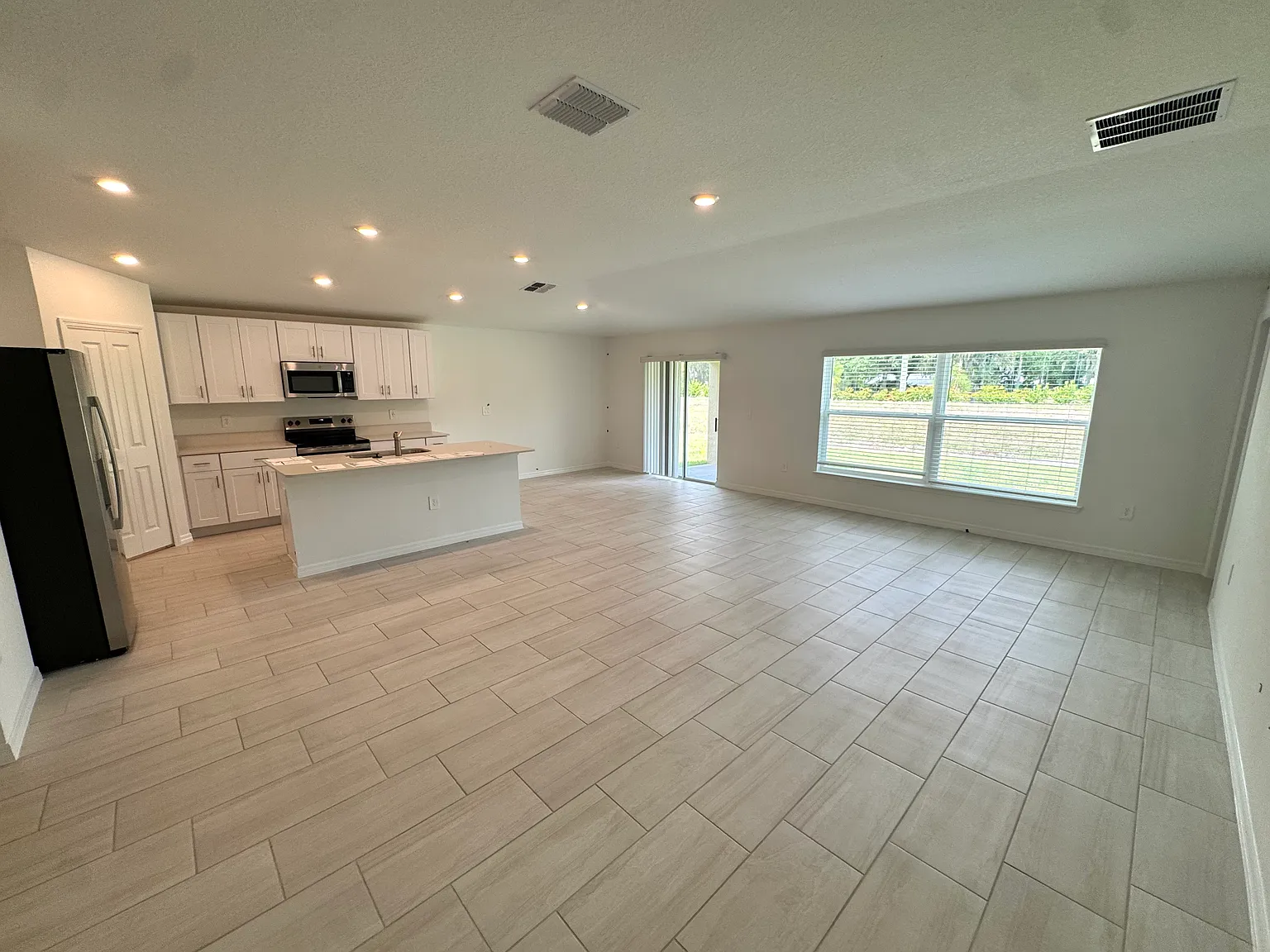 4 bed, 1936 sqft, $2,800 — Photo 3