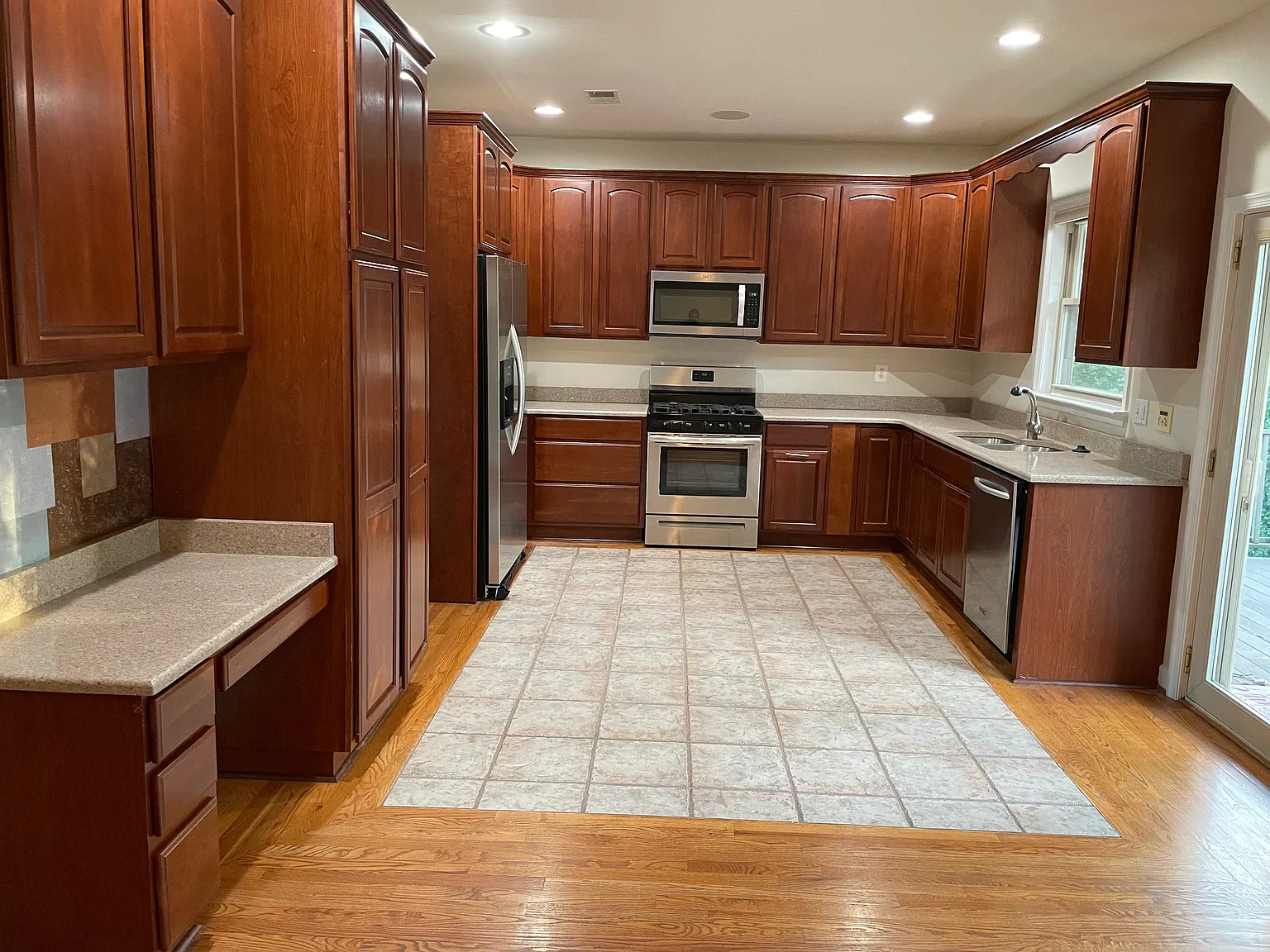 5 bed, 3.5 bath, 3837 sqft, $6,000 — Photo 3